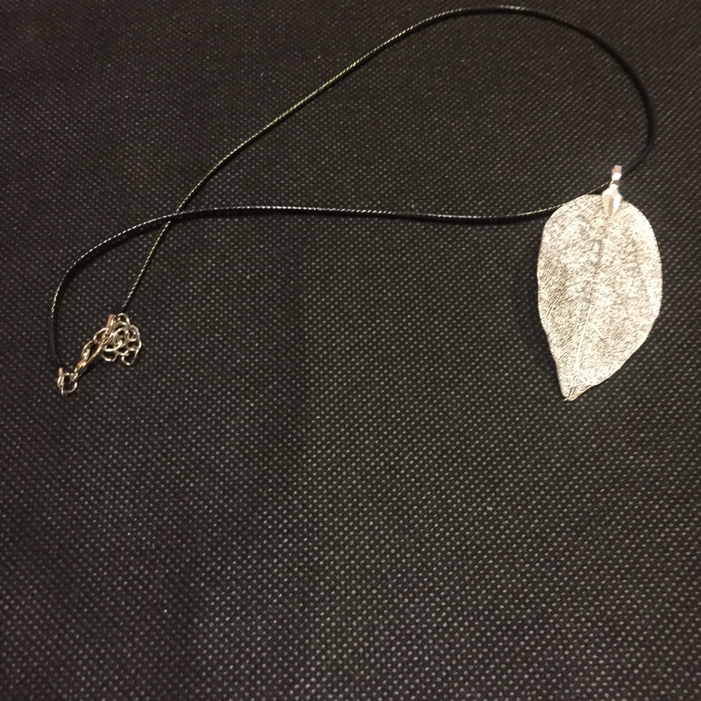 🍃 🍂 Lovely Metallic Leaf Necklace In Gold Or Silver - Picture 3 of 7